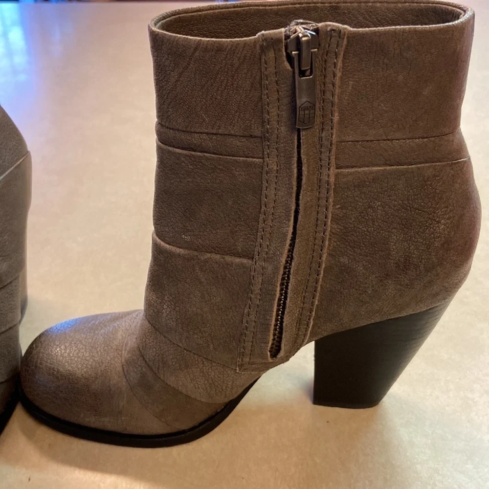 Vince Camuto Belta Stacked Heel Leather Bootie Rounded Toe Pebbled & Ple…
